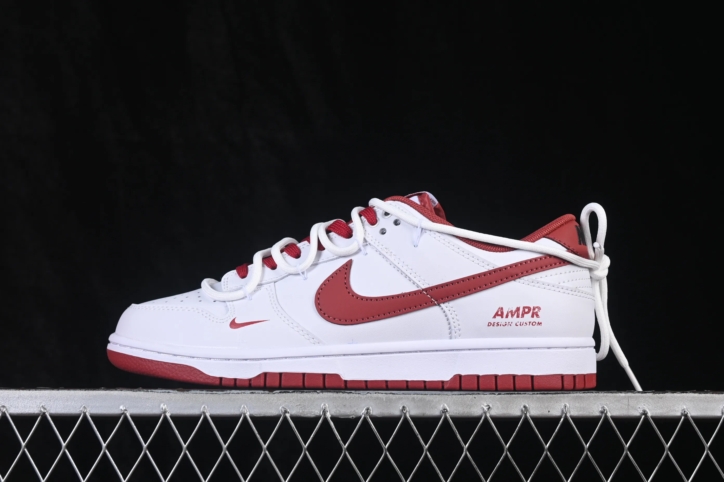 All categories Nk SB Dunk Series Nk SB Dunk Low High-end customized low-top sneakers Nike SB Dunk Low White and red hook straps Low-top casual sneakers WR0620-119
